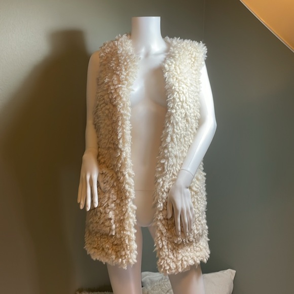 UGG NWT Farrah Faux fur vest/ size small, Sherpa, Cabincore, vikingcore - Picture 2 of 7
